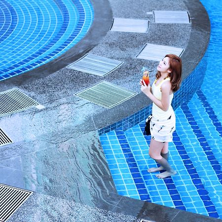 Ksl Hotel & Resort Johor Bahru Ngoại thất bức ảnh A woman at the pool
