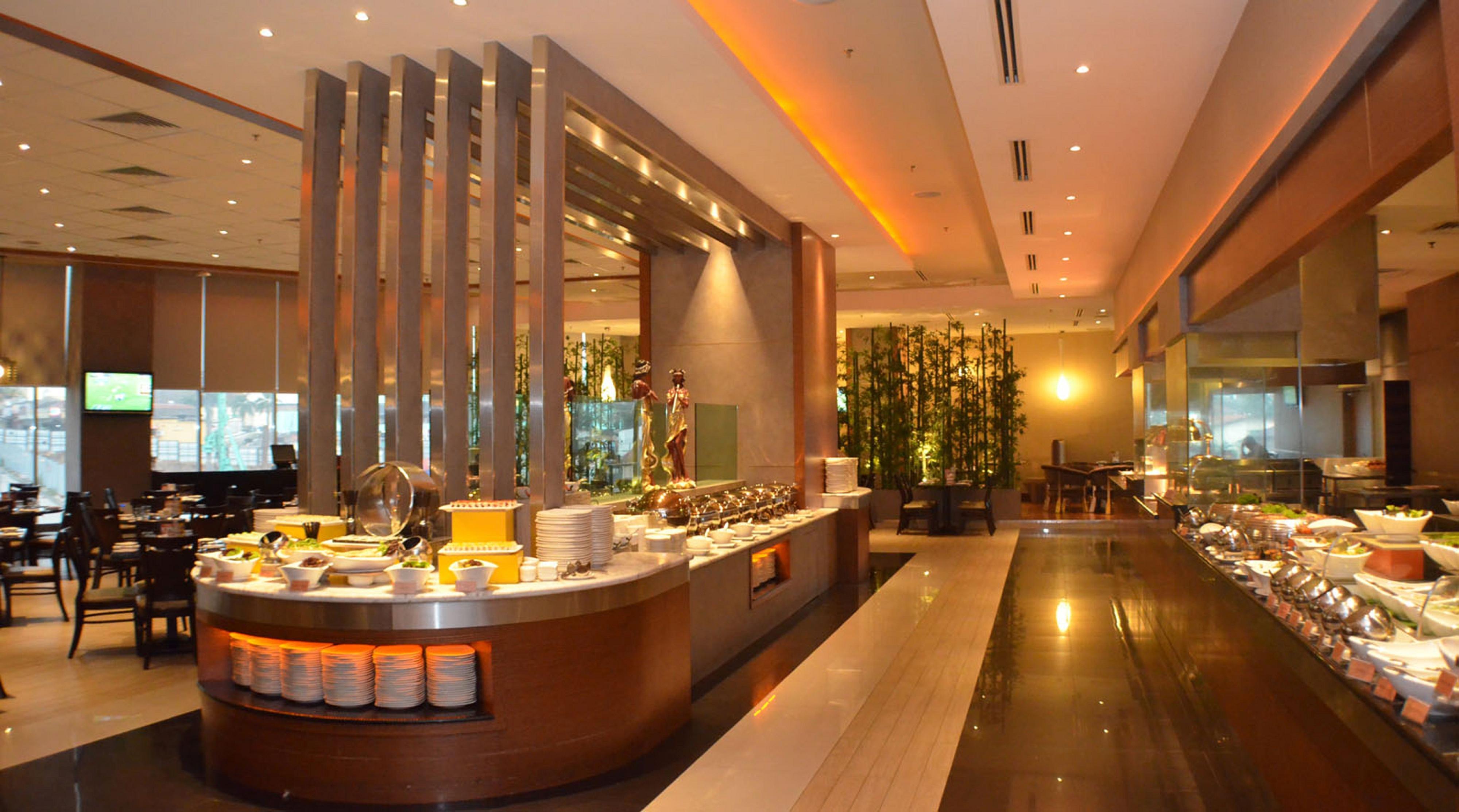 Ksl Hotel & Resort Johor Bahru Ngoại thất bức ảnh The hotel's buffet