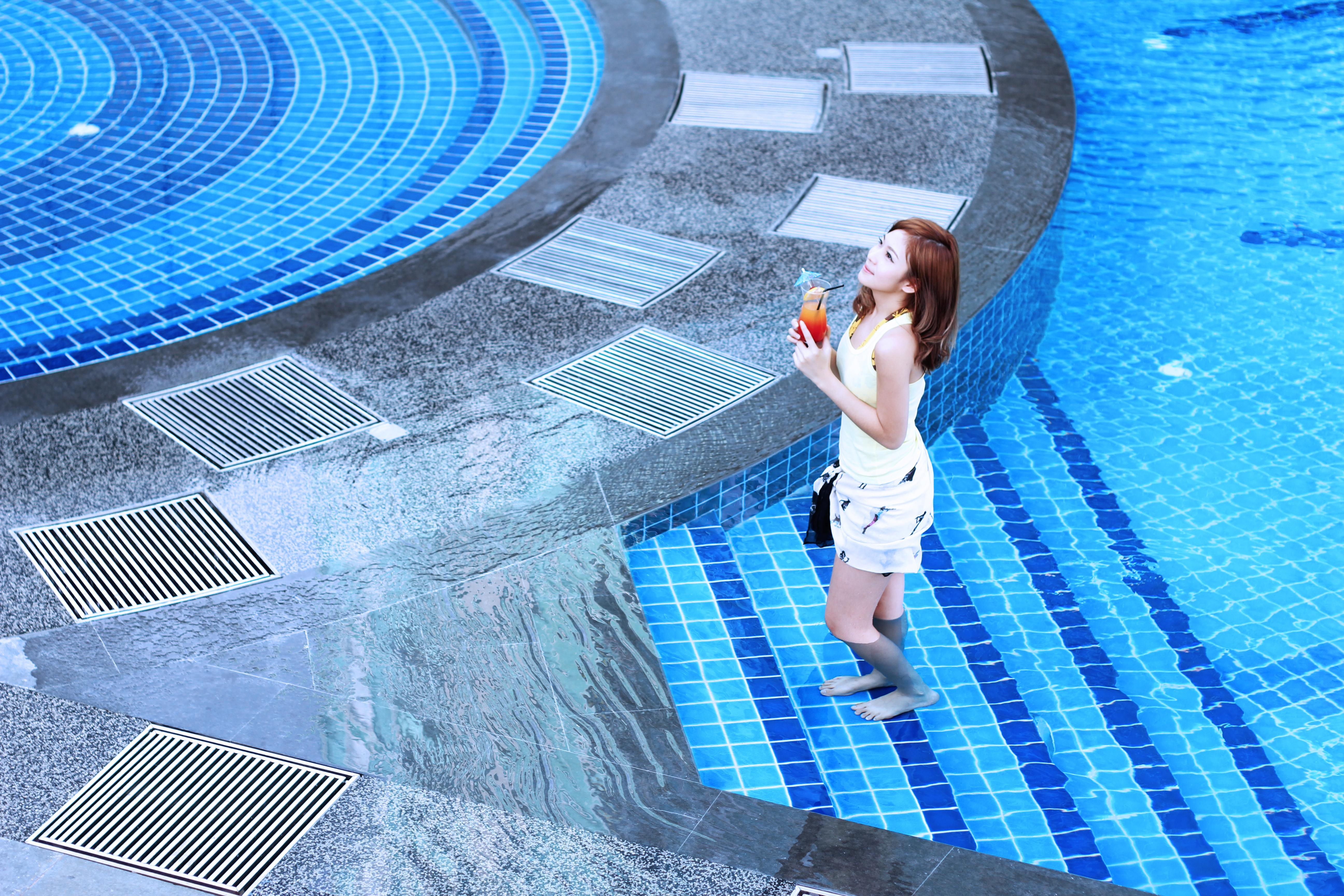 Ksl Hotel & Resort Johor Bahru Ngoại thất bức ảnh A woman at the pool