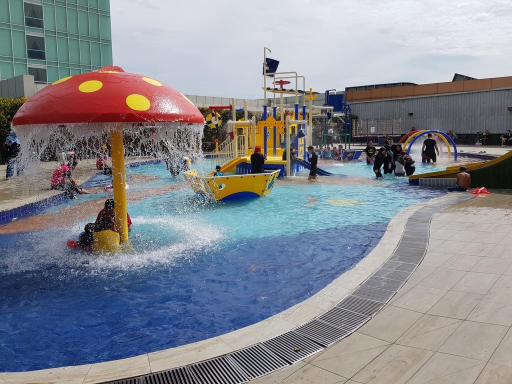Ksl Hotel & Resort Johor Bahru Ngoại thất bức ảnh The park's swimming pool