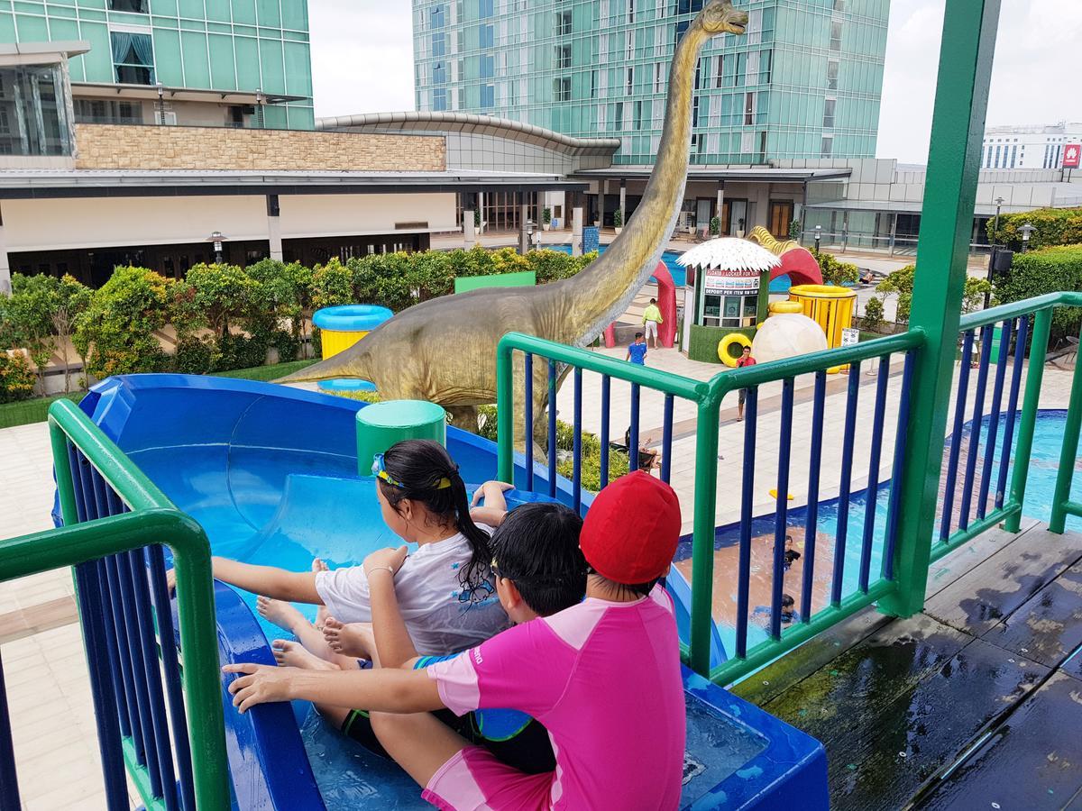 Ksl Hotel & Resort Johor Bahru Ngoại thất bức ảnh Dinosaurs at the park