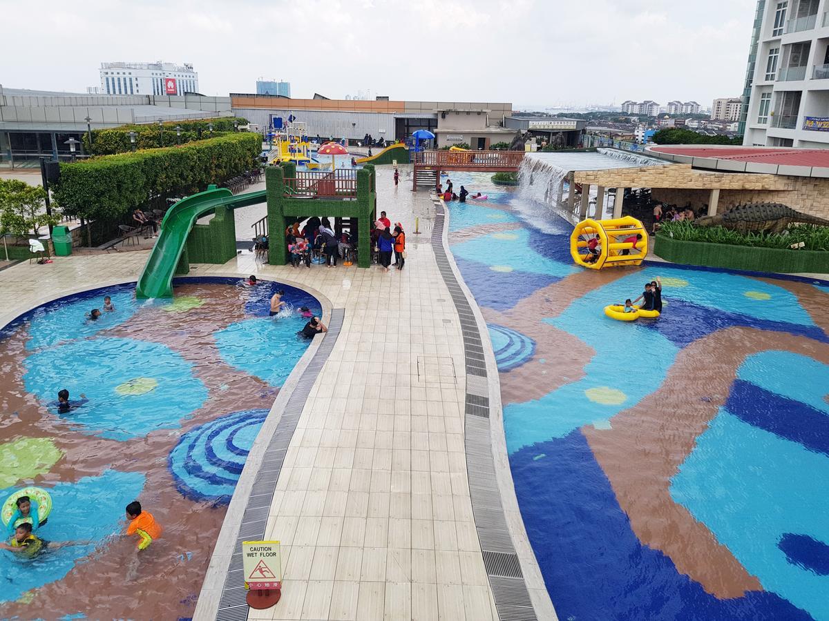 Ksl Hotel & Resort Johor Bahru Ngoại thất bức ảnh The swimming pool at the hotel