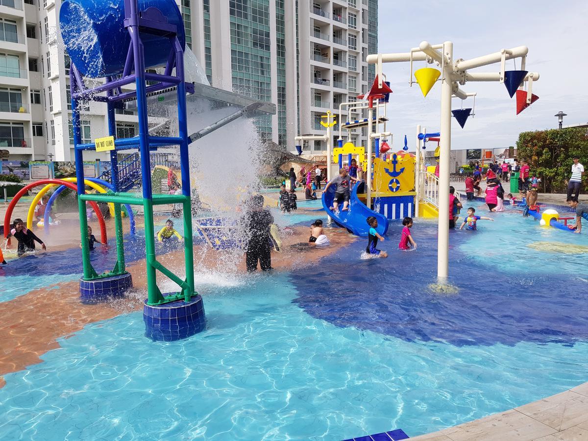 Ksl Hotel & Resort Johor Bahru Ngoại thất bức ảnh The children's playground at the park