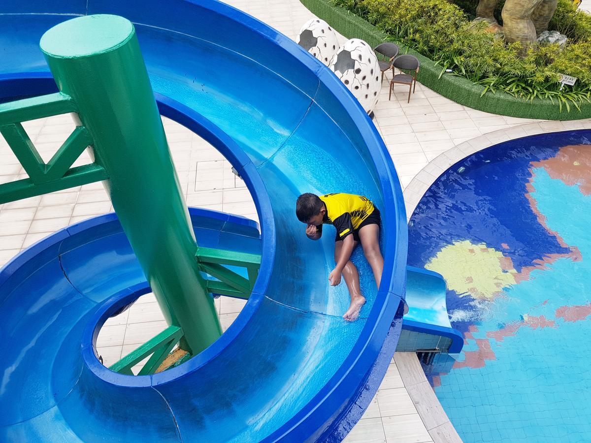Ksl Hotel & Resort Johor Bahru Ngoại thất bức ảnh A child playing on a water slide
