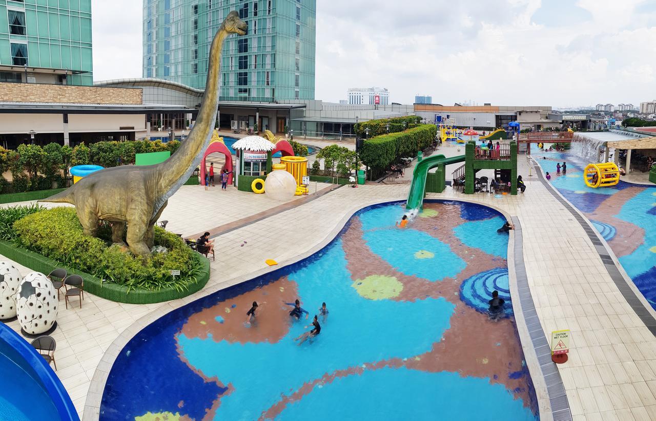 Ksl Hotel & Resort Johor Bahru Ngoại thất bức ảnh The park's swimming pool
